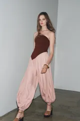 Top palabra de honor negro con escote recto, pliegues y bajo asimétrico.