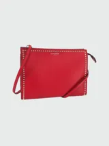 Cartera de cuero rojo con tachas y correa ajustable, tipo crossbody.