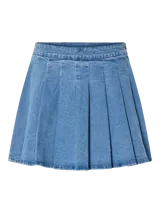 Minifalda de denim celeste con tiro alto y diseño plisado.