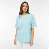 Camiseta celeste de manga corta con cuello redondo y estampado de Mickey Mouse surfeando.