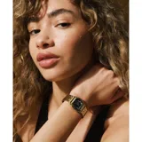 Reloj Fossil Harlow para mujer, con caja octogonal dorada de 27mm y esfera negra con números romanos dorados. La correa es de acero inoxidable dorada y el cierre es desplegable. Resistente a salpicaduras.