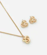 Conjunto de collar corto con cadena dorada y dije de nudo, acompañado de caravanas botón con forma de nudo.