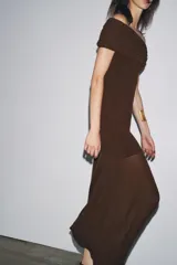 Vestido midi marrón de punto, con escote recto con hombros descubiertos y manga corta con frunces.