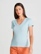 Remera celeste de algodón con cuello en V y mangas cortas. Corte clásico y entallado.