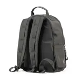 Mochila negra de poliéster con doble cierre superior y bolsillo frontal con cierre. Tiene dos bolsillos laterales abiertos, un bolsillo interno con cierre y dos abiertos. Las correas son regulables y los herrajes plateados.