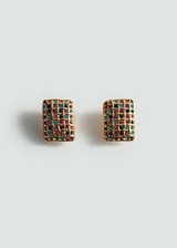 Par de aros rectangulares con base dorada y superficie cubierta de pequeños cristales multicolores.