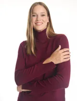 Polera tejida en hilado fino color verde oscuro, de manga larga con tajo en el puño y cuello alto.