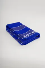 Toalla de playa de algodón con rayas verticales azules y blancas.