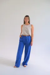 Pantalón sastrero azul francia de lino italiano, corte palazzo y cintura alta con presillas.