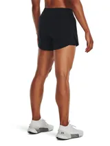 Short deportivo azul marino con cintura elástica y calza interior. Logo de Under Armour estampado en negro en la pierna izquierda.