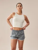 Short deportivo negro con cintura elástica y ribete blanco en el ruedo.