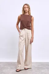 Musculosa tejida color marrón con detalle de nudo en la parte delantera.