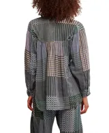 Conjunto de pijama de algodón estampado con diseño de patchwork en tonos verdes, azules, grises y marrones. Incluye camisa de manga larga con cuello mao y pantalón largo con cintura elástica.