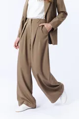 Pantalón de vestir color marrón claro, de corte palazzo, con pinzas en la cintura y bolsillos laterales.