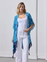 Kimono tejido con estampado de hojas azules, mangas amplias estilo japonés y terminación de ruedo con borlas.