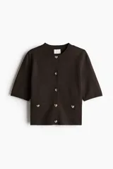 Saco corto marrón de punto fino suave, entallado y de manga corta con cuello redondo, botonadura frontal y bolsillos delanteros decorativos con botón.