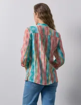 Blusa de gasa estampada multicolor, marca Ruby Rd. Tiene cuello a la base, escote en V, abertura central con botones y plisados en la parte delantera. Las mangas son 3/4 y tienen un largo regulable con presilla y botón.
