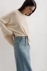 Sweater color crema de viscosa, poliéster, elastano y lurex, de corte holgado y mangas largas.
