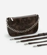 Cartera baguette pequeña color marrón con efecto desgastado, cierre de cremallera, asa larga desmontable y detalle de cadena plateada.