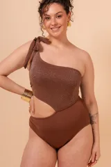 Malla entera marrón de un hombro con detalle de nudo y abertura lateral. Confeccionada en lycra con efecto lurex.