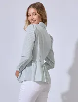 Camisa estampada a rayas verticales en tonos verde y blanco, con cuello con solapa, abertura central con botones y terminación en volado.