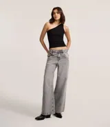 Pantalón skater de jeans con lavado dirty, tiro bajo, trabillas anchas en la cintura y bolsillos diferenciados.