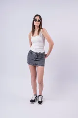 Minifalda de jean color gris oscuro desgastado, tiro medio/bajo, con cierre y botón frontal.