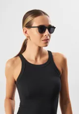 Lentes de sol Eco Shades Costa, con montura redonda color champagne y lentes grises. Fabricados con acetato biodegradable y lentes de PMMA reciclado.