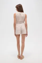 Short de algodón a rayas verticales rojas y blancas, de calce alto y holgado, con cintura elastizada y lazo ajustable.