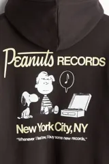 Canguro marrón con capucha y cordones ajustables, bolsillo tipo canguro y puños y bajo acanalados. Estampado pequeño en el pecho con la leyenda "Peanuts Records".