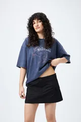 Minifalda negra estilo cargo, de corte recto y tiro bajo, con bolsillos laterales.