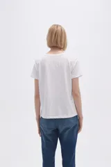 Remera negra de algodón con escote en V y mangas cortas.