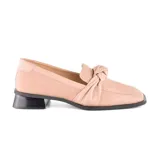 Zapato mocasín color rosa pálido, de cuero, con punta cuadrada, detalle de lazo en la capellada y taco bajo cuadrado color negro.