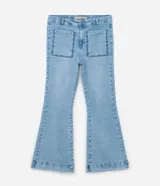 Pantalón flare de jeans con elastano y algodón certificado BCI, tiro alto, con bolsillos delanteros con bordado y cierre tradicional.
