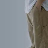 Pantalón de pana color beige con bolsillos laterales y traseros.