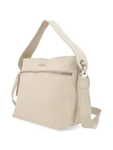 Cartera negra de cuero graneado con doble correa, una de hombro y otra bandolera regulable. Tiene cierre metálico con tirador de cuero, chapita metálica con el logo de la marca y detalles interiores con el logo de la marca y la inscripción "HECHO EN URUGUAY".