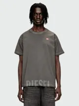 Remera gris de algodón con logo Diesel en el pecho y estampado con el nombre de la marca en el ruedo.