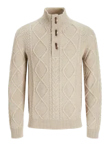 Sweater de punto color beige con cuello alto, cierre parcial con tres botones de madera y diseño con patrón de rombos y trenzas.