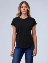 Remera de modal color negro con hombros con charretera y bolsillo frontal, de corte relajado.