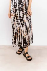 Sandalias negras de cuero con dos tiras anchas en el empeine y hebilla lateral ajustable.