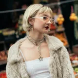 Collar de cadena plateada con dije de estrella calada.