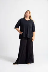 Remerón negro de algodón pima con mangas 3/4 y tajos laterales.