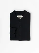 Camisa de manga larga color crudo, confeccionada en lino. Presenta cuello mao y cierre frontal con botones. Marca La Dolphina.