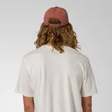 Gorra de gabardina color coral con logo de Caterpillar bordado en blanco en el frente.
