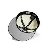 Gorro New Era 59FIFTY de los Los Angeles Dodgers, color blanco con visera verde y logo del equipo bordado en verde al frente. Parche bordado conmemorativo del campeonato de la Serie Mundial de 1988 en el lateral.