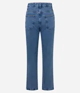 Pantalón de jeans de calce recto, color azul medio, con incrustaciones de strass plateados distribuidos por toda la prenda y aberturas con strass en los tobillos.