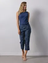Pantalón capri de gabardina elastizada estampada, marca Zac & Rachel. Con pretina ancha elastizada.