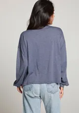 Camiseta manga larga gris con la palabra "LOVE" estampada en celeste.