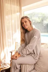 Vestido largo de tejido de punto gris jaspeado, manga larga y cuello redondo. El calce es holgado y relajado.