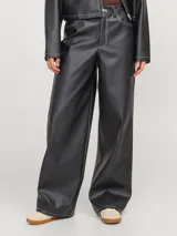 Pantalones negros de cuero sintético de pierna ancha con cierre de cremallera y bolsillos frontales y traseros.